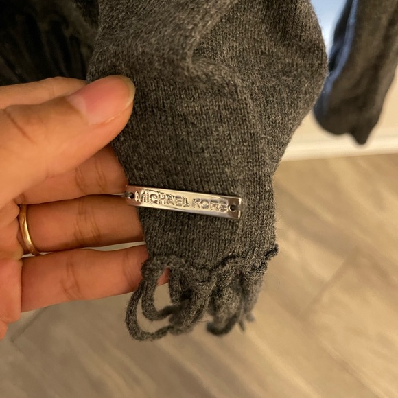 Michael Kors turtle neck - Picture 2 of 3